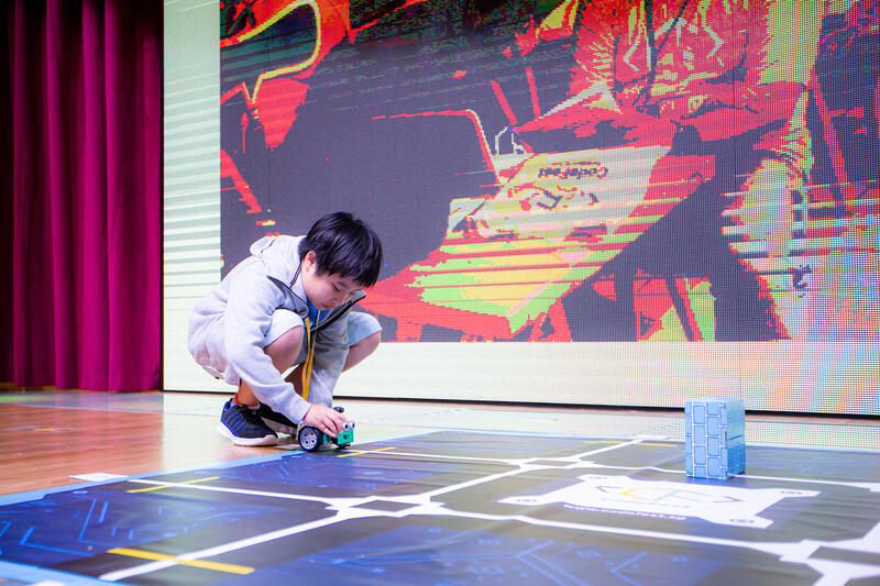 Kid programming robot on stage at CodeFest Singapore