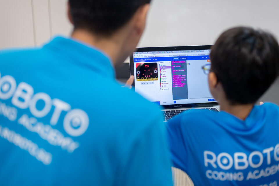 Kids learning to code at Roboto Coding Academy weekly coding class in Singapore