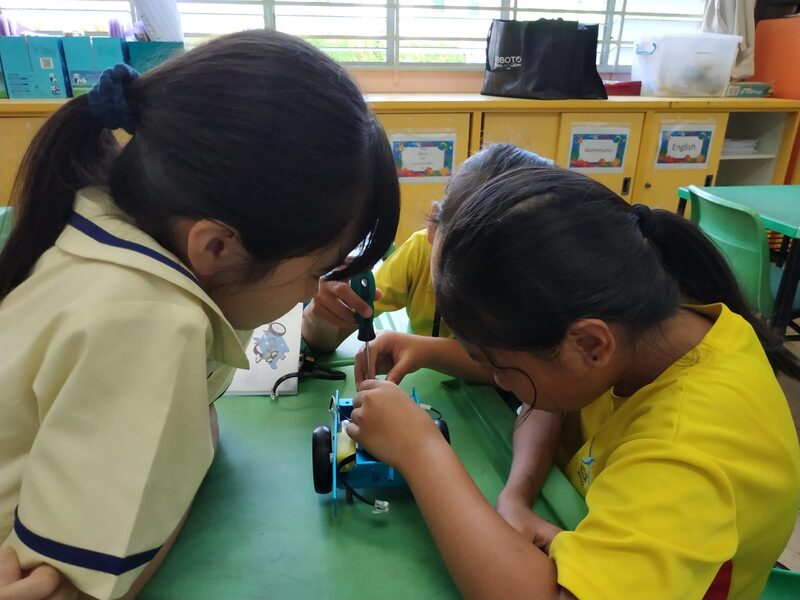 Students at a Roboto coding and robotics session